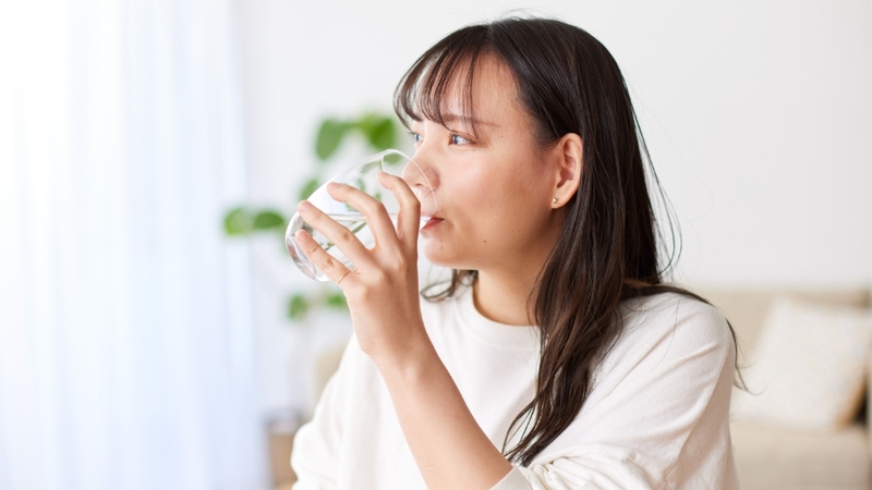 Uống nước chậm từng ngụm nhỏ có thể giúp làm dịu và giảm nấc cụt