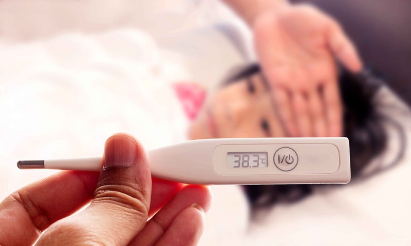 Nguyên nhân dẫn đến tình trạng trẻ bị sốt nhưng không ho, sổ mũi và cách chăm sóc 1