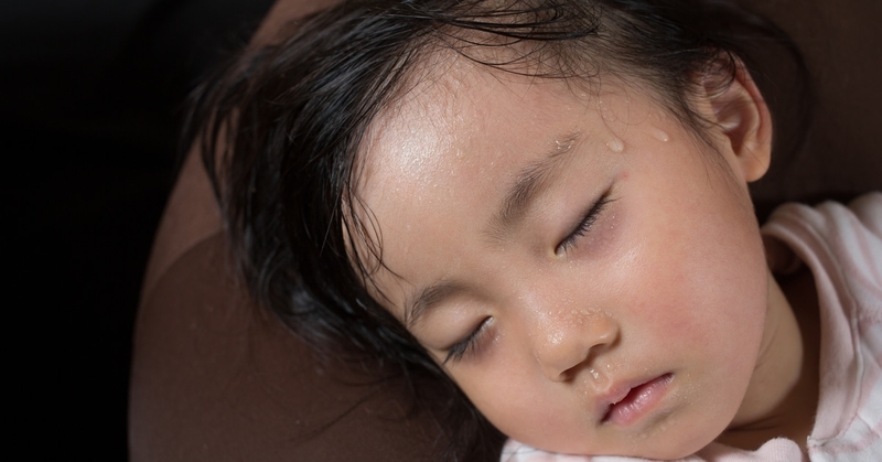 Nguyên nhân khiến trẻ ra mồ hôi trộm ở đầu 1