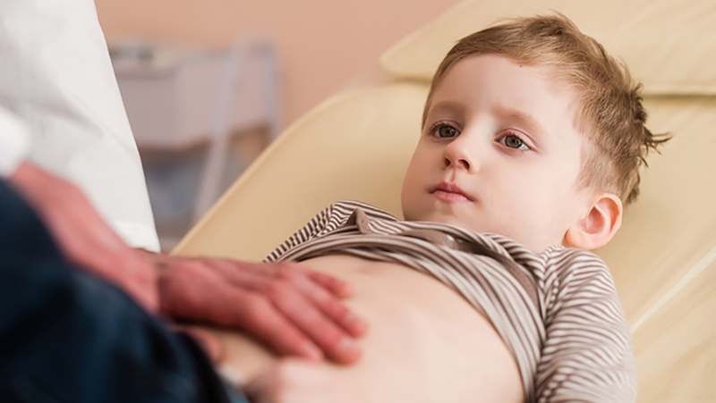 Nguyên nhân trẻ bị lồng ruột gồm các yếu tố nguy cơ gì 2