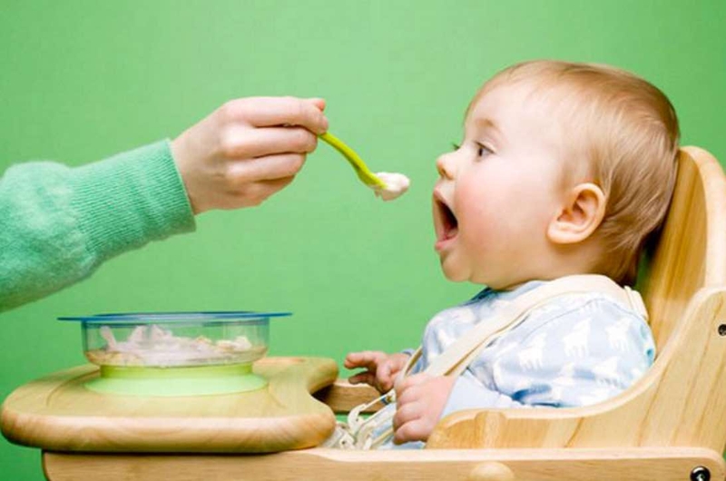 Nguyên nhân trẻ bị nôn trớ sau khi bú ăn và biện pháp khắc phục