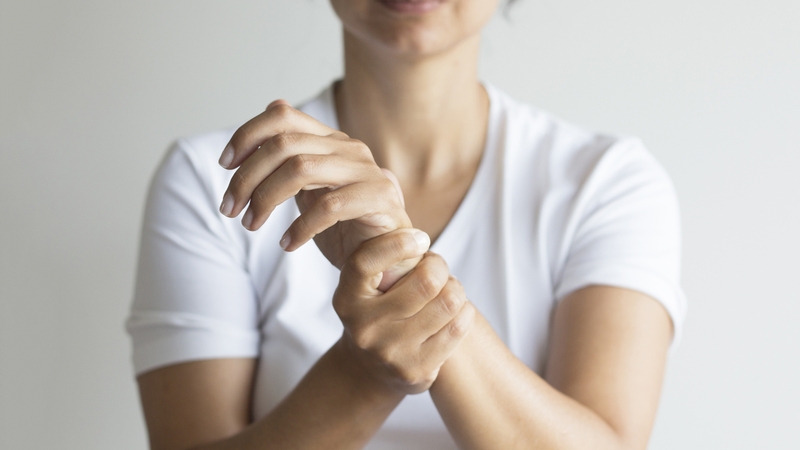 Nguyên nhân, triệu chứng và cách khắc phục đau khớp tay chân khi mang bầu 2