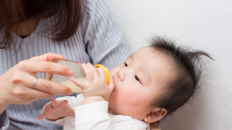 Nguyên nhân khiến bé bị sâu răng do bú bình