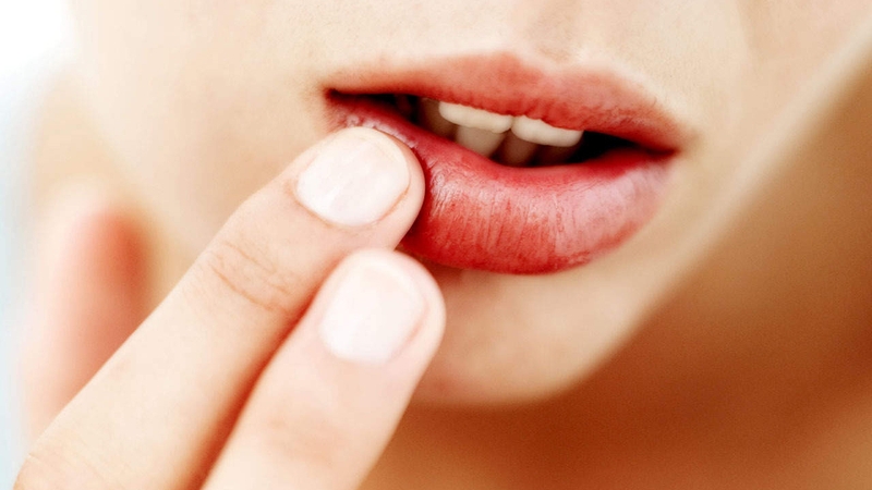 Nguyên nhân và cách xử lý khi đi xăm môi về bị sưng 2