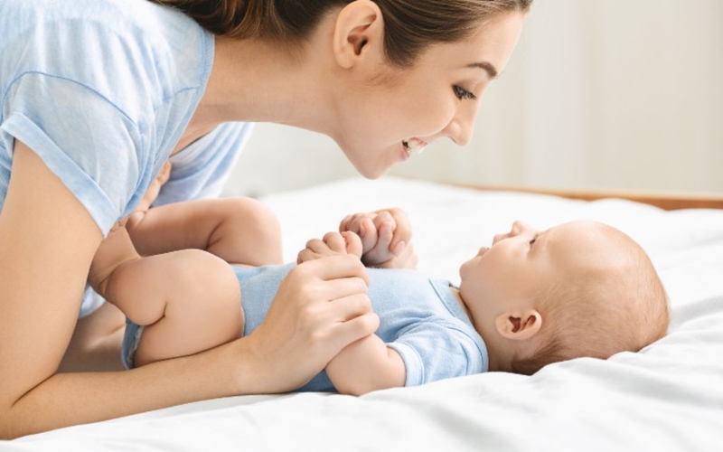 Nhận biết trẻ 2 tháng tuổi thông minh sớm không phải cha mẹ nào cũng biết 4