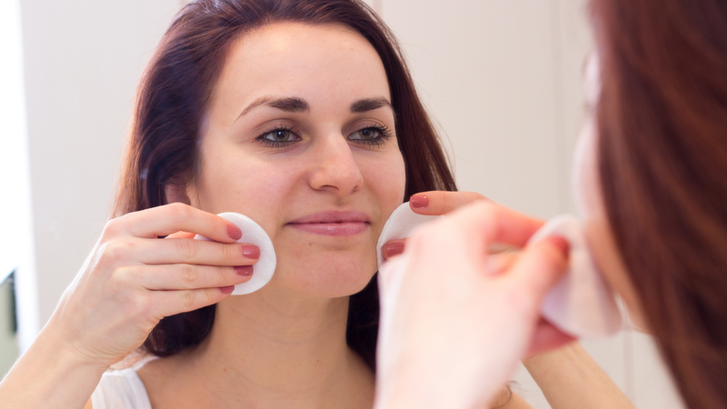 Nước tẩy trang cho tuổi dậy thì dành cho da nhạy cảm thường là những sản phẩm dịu nhẹ, có thành phần thiên nhiên