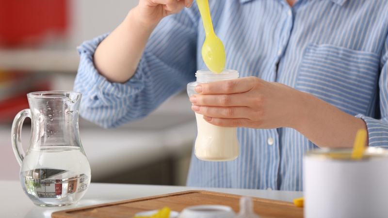 Nguồn nước dùng để pha sữa cho bé cần đáp ứng những tiêu chuẩn khắt khe