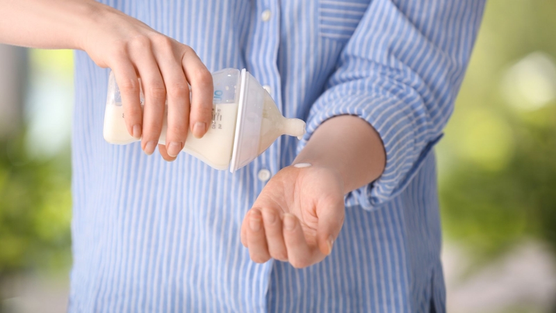 Nhiệt độ nước là yếu tố then chốt khi pha sữa cho bé