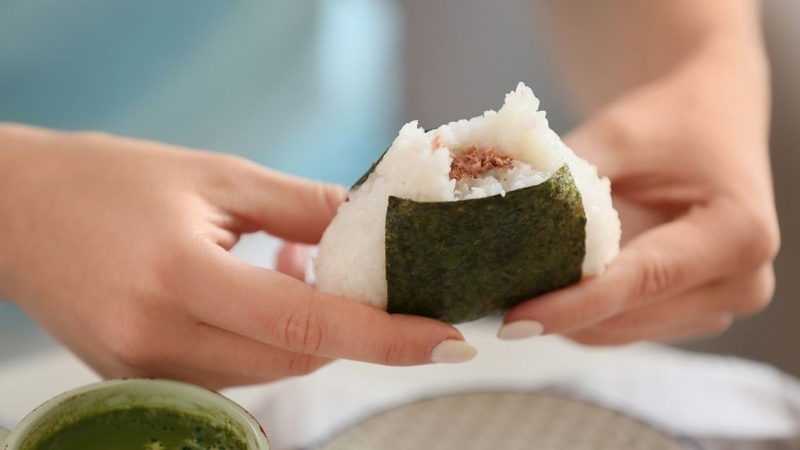 Cơm nắm Onigiri: Thành phần dinh dưỡng và lợi ích sức khỏe 2