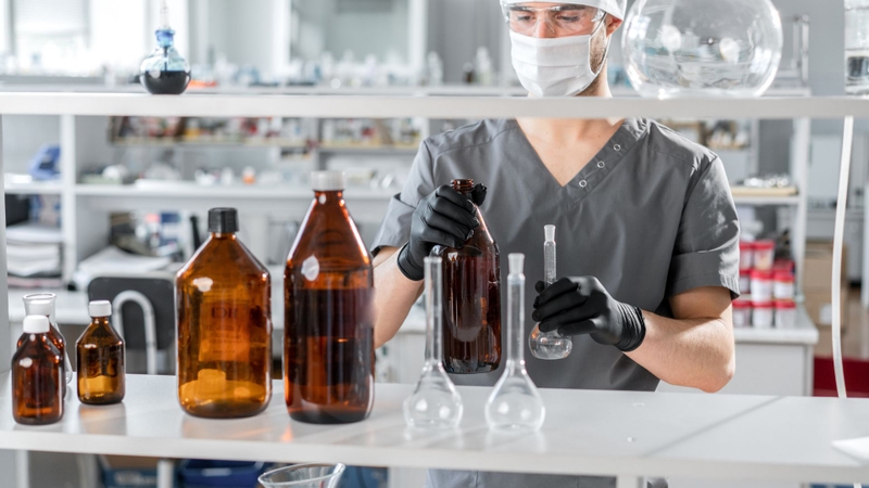 Pentanal chủ yếu đóng vai trò nguyên liệu trung gian trong tổng hợp hóa học