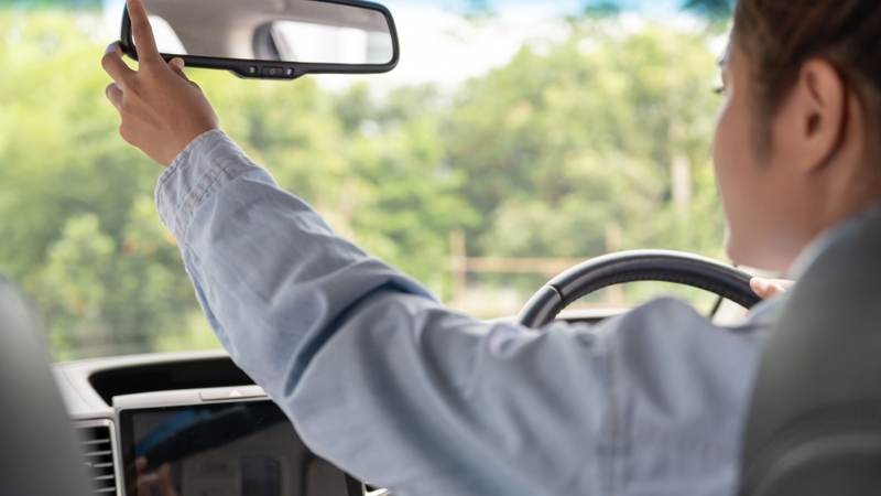 Perampanel có thể ảnh hưởng ở mức độ vừa đến khả năng lái xe và vận hành máy móc do thuốc có thể gây chóng mặt, buồn ngủ hoặc giảm tỉnh táo