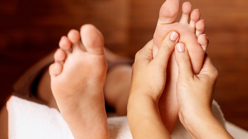 Phòng bệnh nhờ thoa dầu vào bàn chân và rốn trước khi ngủ 1