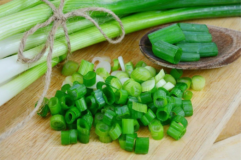 Phụ nữ sau sinh ăn hành lá được không? Lợi ích của việc ăn hành lá sau sinh 1