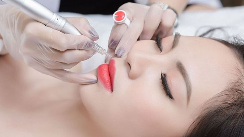 Phụ nữ sau sinh mấy tháng thì xăm môi được 2