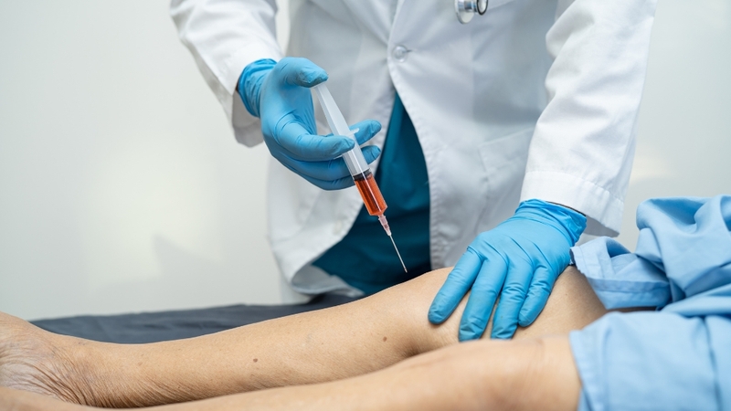 Tiêm corticosteroid nội khớp giúp giảm nhanh đau và viêm khớp gối