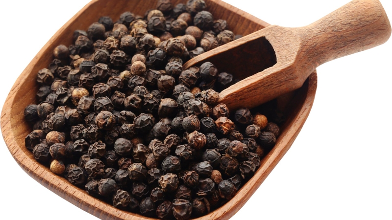 Piperine trong tiêu đen có tác dụng chống oxy hóa nhờ trung hòa gốc tự do, giảm tổn thương tế bào