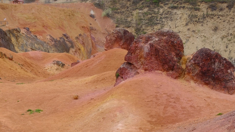 Trong sản xuất công nghiệp, Potassium alum thường được tổng hợp từ quặng bô-xít