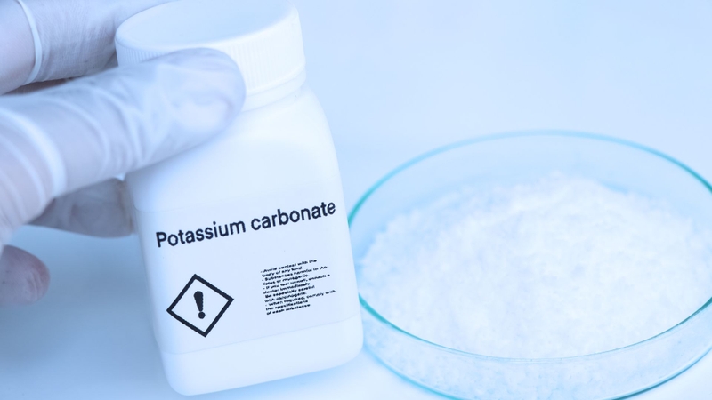 Potassium carbonate thường tồn tại ở dạng bột trắng hoặc tinh thể không màu, có vị hơi mặn