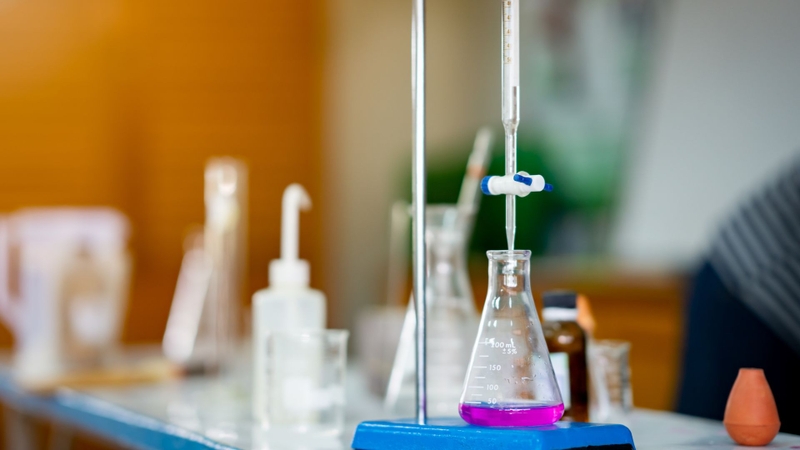 Ở dạng dung dịch, hợp chất này được pha loãng đến nồng độ thích hợp nhằm trung hòa acid