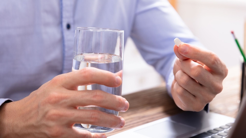 Prazepam dùng đường uống, nuốt nguyên viên với nước, không nhai hoặc nghiền nếu không có chỉ định khác từ bác sĩ