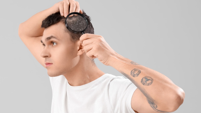 Pyrithione được sử dụng ngoài da nhằm hỗ trợ kiểm soát gàu và viêm da tiết bã nhờn