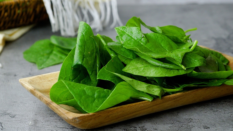 Rau chân vịt có phải là rau bina không? Rau chân vịt ăn sống được không 2