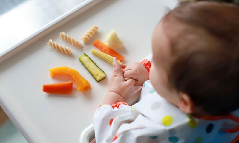 Rau xanh và hoa quả cứng vẫn có thể đưa vào chế độ nếu bạn chế biến theo cách dễ ăn với trẻ 2