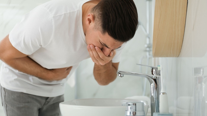 Khi sử dụng liều cao, người dùng có thể gặp tình trạng buồn nôn