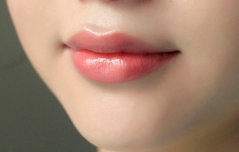 Sau khi xăm môi có được uống nước dừa không 2