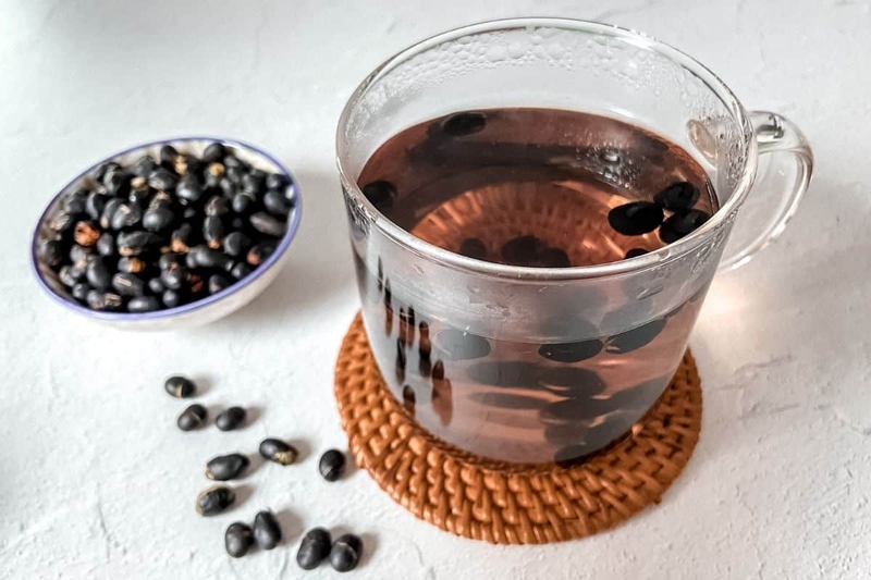 Sau sinh uống nước đậu đen gạo lứt rang có tốt không? 03