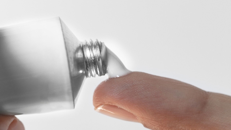 Tránh sử dụng Spinosad cùng lúc với các loại thuốc bôi ngoài da khác