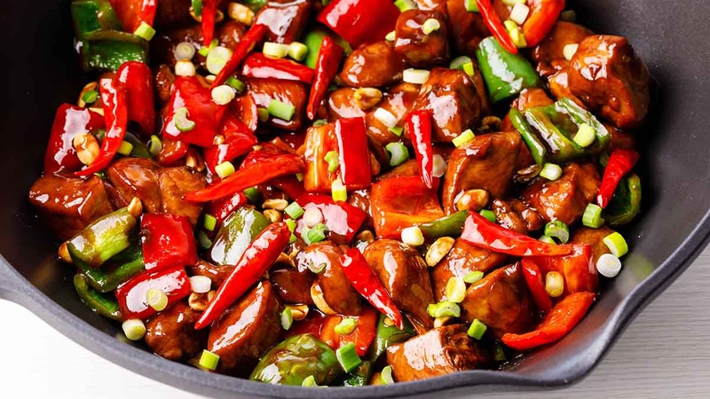 Thường xuyên ăn đồ cay nóng là nguyên nhân lý giải cho việc tại sao bị nhiệt miệng liên tục