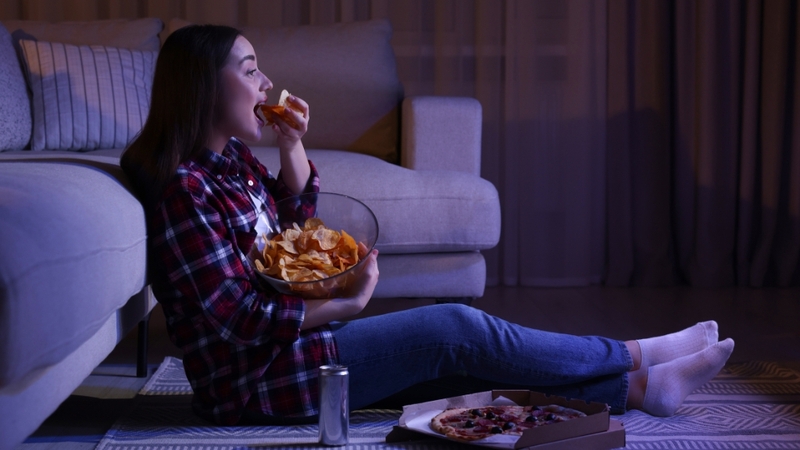 Thức khuya dễ hình thành thói quen ăn khuya, làm tăng calo và nguy cơ tích mỡ