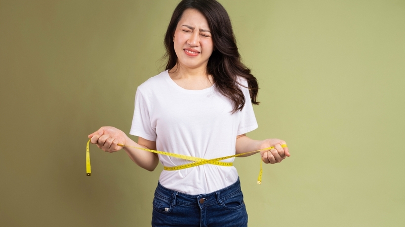 Thức khuya làm rối loạn hormone, chuyển hóa và tăng nguy cơ tích mỡ, tăng cân