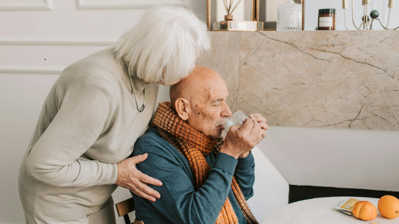 Thức uống nhẹ như sữa nóng có thể giúp xoa dịu hệ thần kinh, hỗ trợ điều trị mất ngủ cho người lớn tuổi