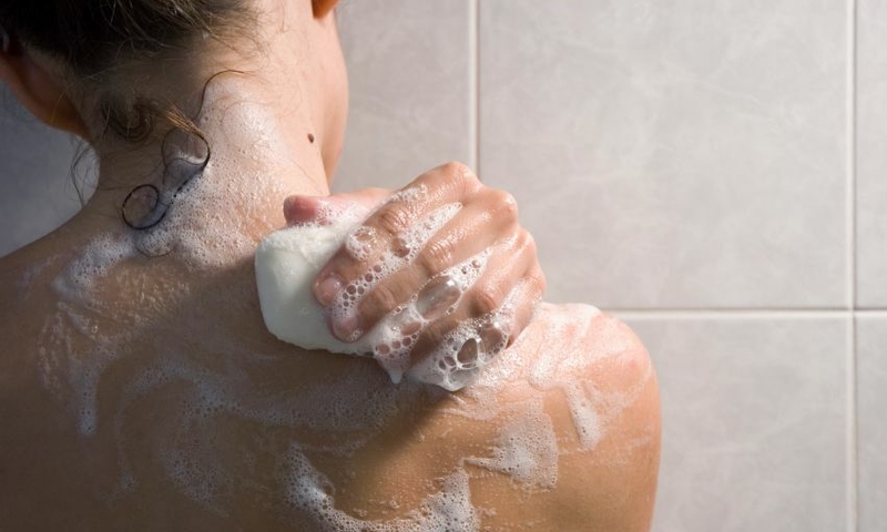 Tiếp xúc quá nhiều với xà phòng và nước có thể làm mất cân bằng độ ẩm của da 2
