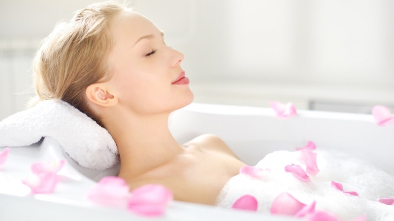 tắm nước ấm giúp bạn dễ đi vào giấc ngủ hơn
