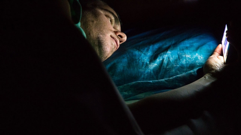 tác hại khi sử dụng điện thoại trước khi ngủ