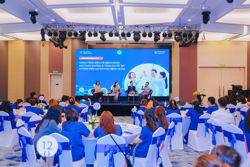 Toàn cảnh buổi đào tạo với chủ đề “Hành Trình Bảo Vệ Bệnh Nhân Đái Tháo Đường Và Tăng Huyết Áp_ Hướng Đến Lợi Ích Cho Bệnh Nhân”, với sự tham gia của gần 200 dược sĩ.jpg