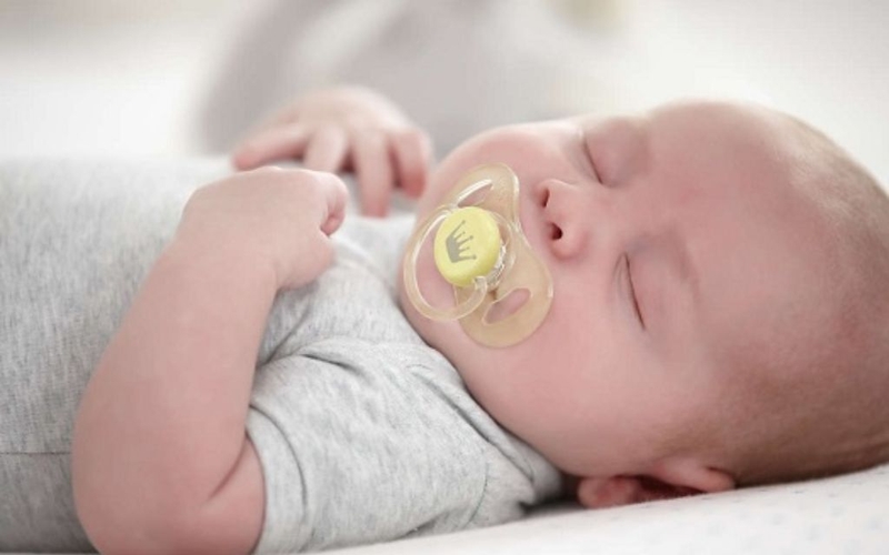 Trẻ sơ sinh hay bặm môi dưới có sao không? Cách trị trẻ hay bặm môi dưới 4