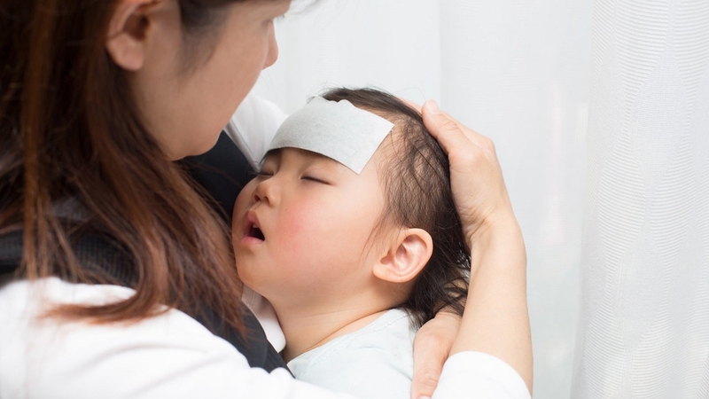 Trẻ sốt nhẹ kéo dài nhiều ngày các bậc phụ huynh chớ có chủ quan xem thường 1