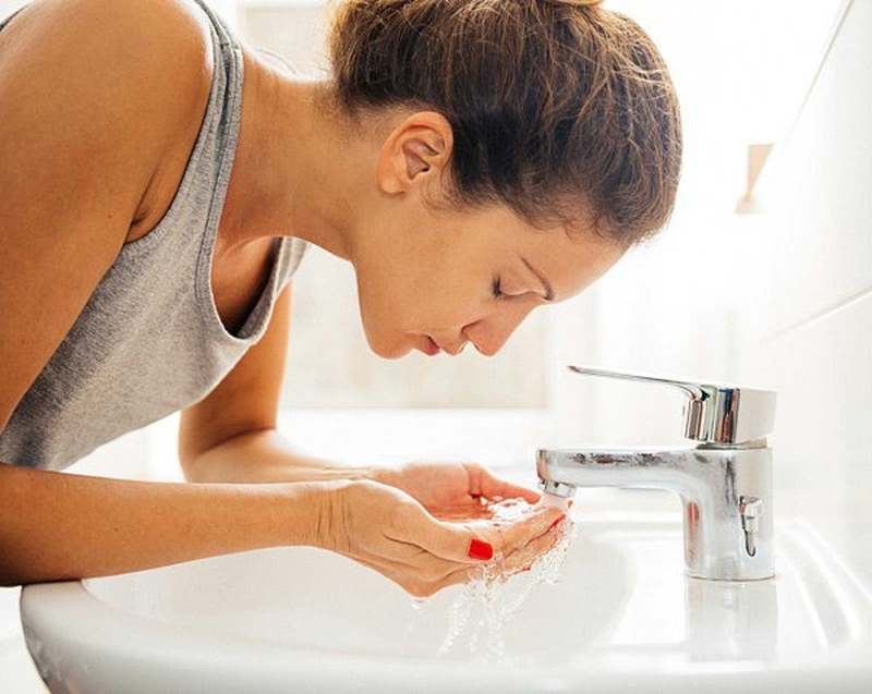 Tiếp xúc quá nhiều với xà phòng và nước có thể làm mất cân bằng độ ẩm của da 3