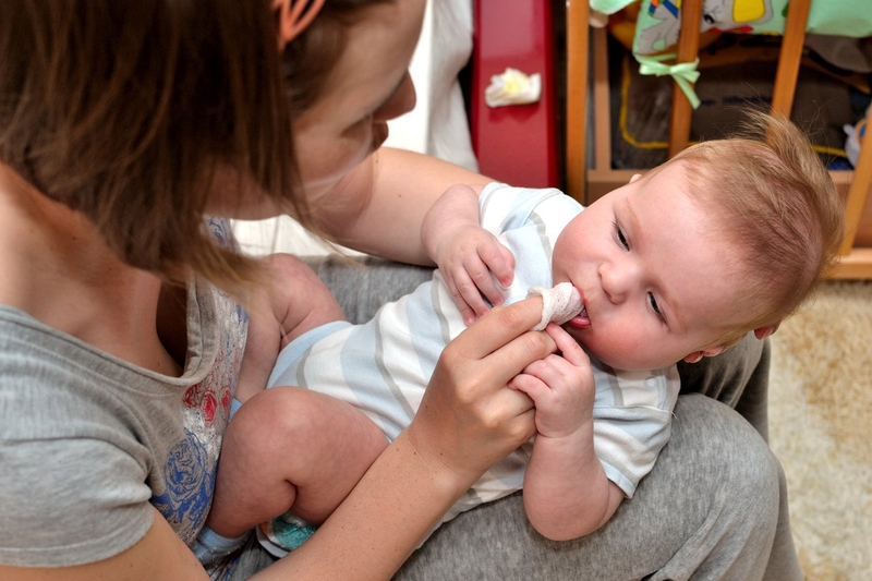 Vệ sinh răng miệng cho trẻ sơ sinh có quan trọng không 2