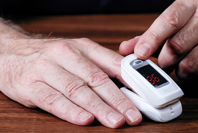 Máy đo nồng độ oxy trong máu là một thiết bị y tế dùng để đo nồng độ oxy trong máu