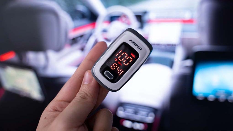 Máy đo nồng độ oxy trong máu Jumper JPD 500E LED có kiểu dáng nhỏ gọn, trọng lượng nhẹ, tiện lợi khi sử dụng