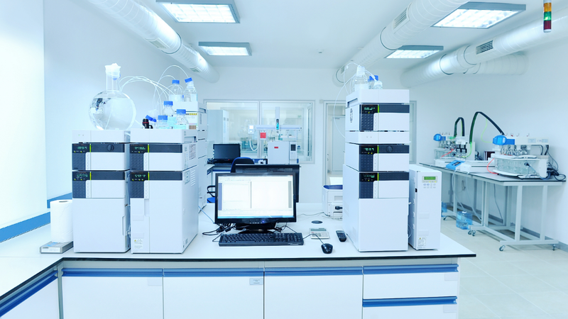 Acetonitrile là dung môi pha động phổ biến trong HPLC