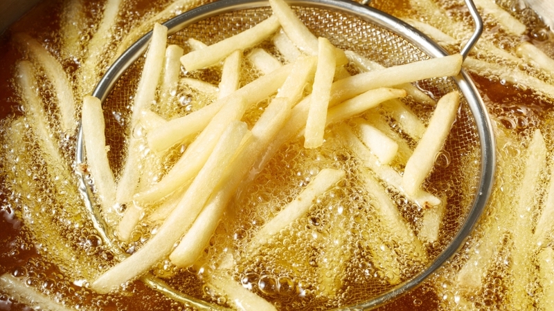 Acrylamide hình thành từ phản ứng Maillard khi nấu thực phẩm giàu tinh bột ở nhiệt cao