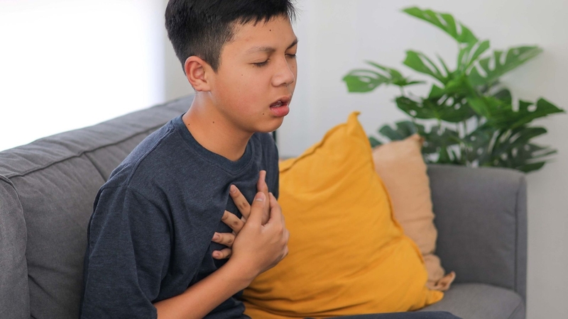 Thở khò khè và co kéo lồng ngực là dấu hiệu nặng của RSV ở trẻ nhỏ