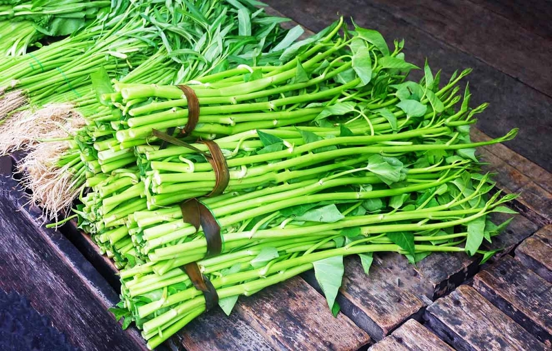 ai-khong-nen-an-rau-muong 3.jpg