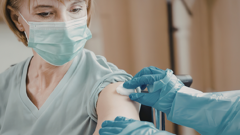 Sau tiêm, có thể xuất hiện một số phản ứng nhẹ như đau tại chỗ tiêm, mệt mỏi, đau cơ hoặc sốt nhẹ.